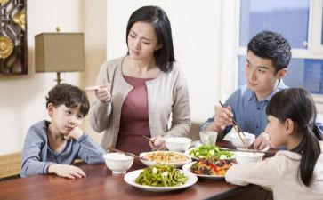 小班健康自己吃饭教案7篇